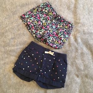 2 Carter’s shorts. Girl’s size:18 mos sold as pair